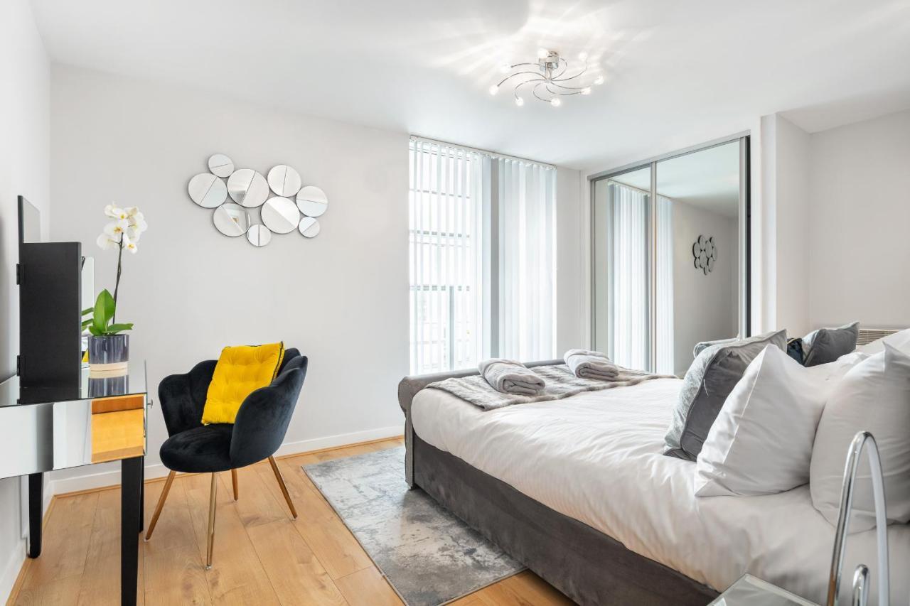 Stunning Apartment With Underground Parking! Londýn Exteriér fotografie