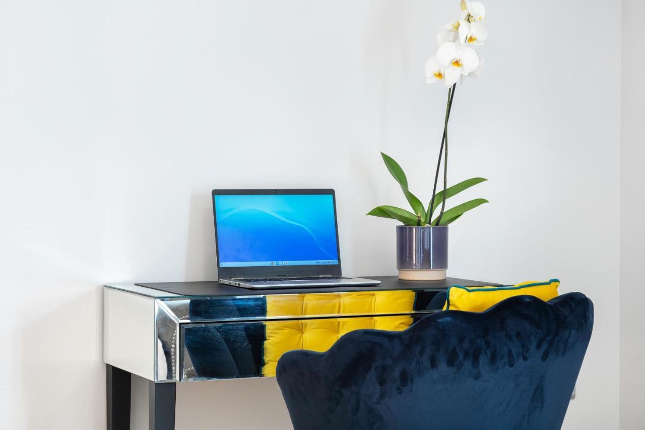 Stunning Apartment With Underground Parking! Londýn Exteriér fotografie